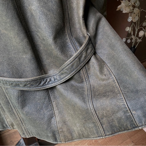 Distressed Leather jacket like new women’s - Picture 3 of 15